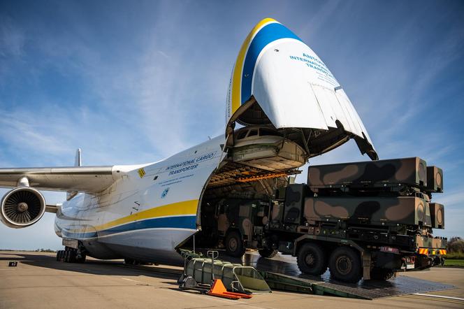 Załadunke wyrzutni NSM należących do MJR na pokład AN-124