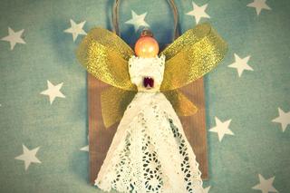 Pakowanie prezentów: koronkowy aniołek na Święta ZRÓB TO SAM