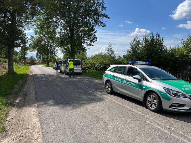 Łotysz przewoził 13 nielegalnych migrantów. Wpadł na granicy w gminie Gołdap