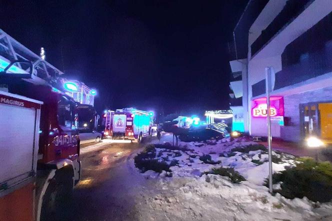 Pożar hotelu w Karpaczu! 400 osób ewakuowanych. Z żywiołem walczy 11 zastępów straż pożarnej [ZDJĘCIA]
