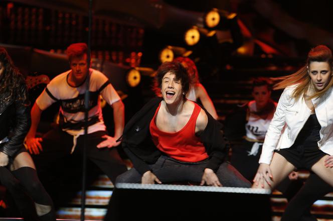 Dawid Kwiatkowski z gołą klatą na scenie!