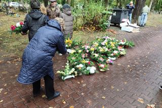 Seniorzy nie zapomnieli o opuszczonych grobach
