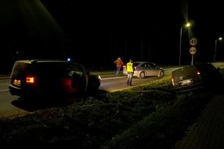 Kierowca busa ucieczkę przed strażnikami zakończył w rowie. Przewoził nielegalnych migrantów [ZDJĘCIA, WIDEO]