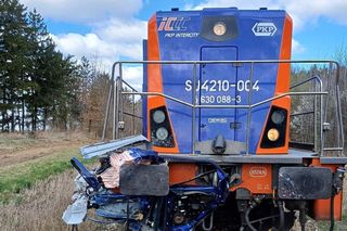 Pociąg pchał mazdę przez kilkaset metrów. Kobieta zginęła na miejscu