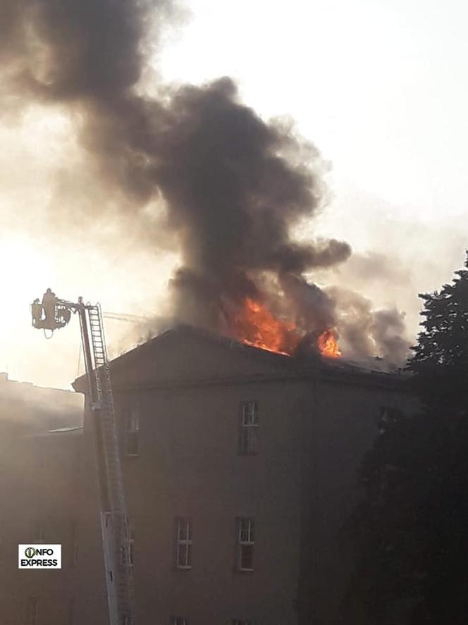 Lubliniec: W szkole wybuchł GROŹNY POŻAR! Akcja ma trwać nawet kilka godzin