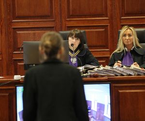 „Byłam obok, gdy tłukli Maćka”. Oskarżony o śmiertelne pobicie Maćka na Nowym Świecie z uśmiechem na twarzy słuchał zeznań świadków