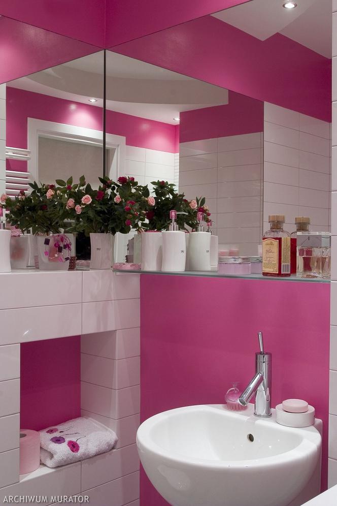 Łączenie kolorów ścian w łązience: różowy i biały