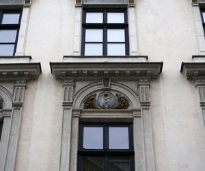 To jedna z najsłynniejszych kamienic w Krakowie. Znajduje się w niej hotel, w którym mieszkał car