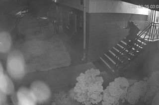 Ktoś rozpylił śmierdzącą substancję na samochód i budynek