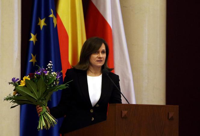 Nowa wiceprzewodnicząca Rady Warszawy Alicja Żebrowska z bukietem powitalnym