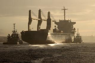 Ogromny kontenerowiec staranował polski kuter niedaleko Świnoujścia! Pchał go przez 100 metrów?! Trwa akcja ratownicza