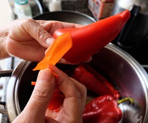 Jak łatwo obrać paprykę ze skórki? 5 sprawdzonych metod na zdjęcie skóry z papryki