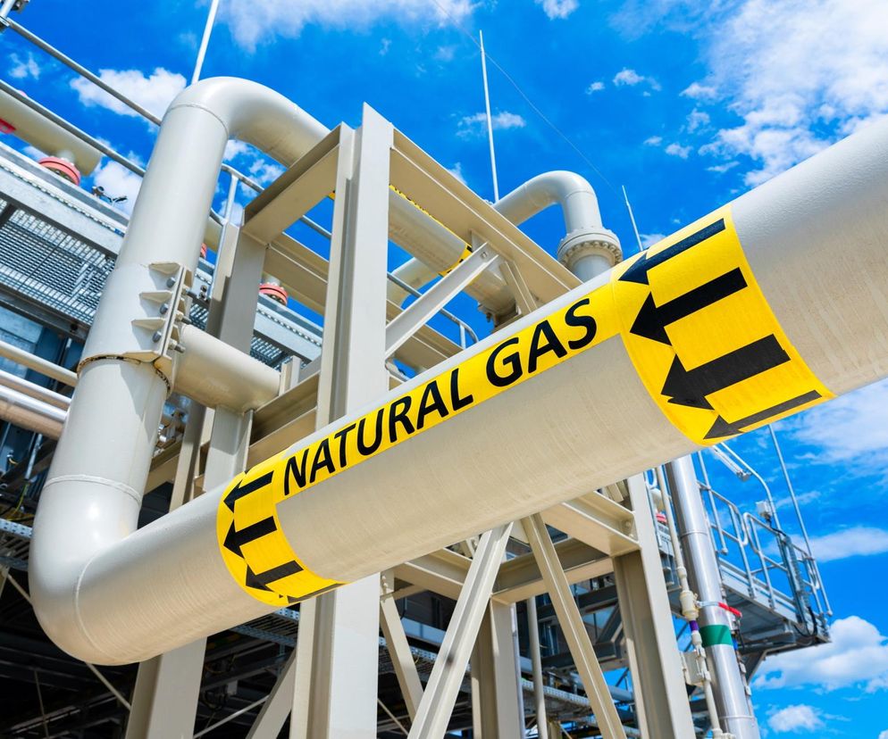 Rurociąg transportujący gaz ziemny, oznaczony czarnym napisem NATURAL GAS na żółtej taśmie ze strzałkami, symbolizuje dywersyfikację dostaw energii w Europie. Kontekst dotyczy planów UE uniezależnienia się od rosyjskiego gazu, o czym więcej przeczytasz na Super Biznes.