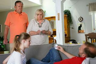 Barwy szczęścia odc. 1949. Zuzia (Anna Adamus), Róża (Anna Gornostaj), Zdzisio (Zbigniew Buczkowski), Kazik (Grzegorz Mielczarek) 