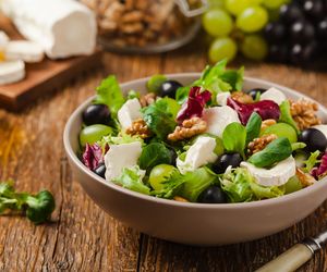 Prosta sałatka z winogronami i serem - szybka bomba witaminowa!