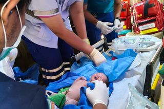 Sprzątała toalety, nagle usłyszała płacz. W spłuczce był upchnięty noworodek! Nie miał odciętej pępowiny