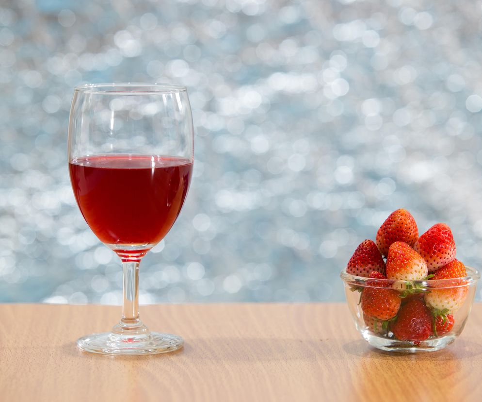 Domowe wino truskawkowe – aromatyczny trunek, który smakuje latem przez cały rok