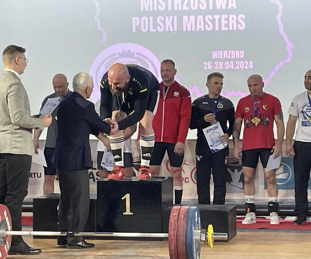 Artur Borecki, sztangista z Piekar Śląskich ze złotem na Mistrzostwach Polski Masters 2024 w Wierzbnie