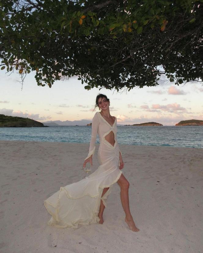 Błysnęła biustem na Barbadosie! Najdroższa modelka porzuciła stanik