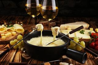 Przepis na imprezowy hit - serowe fondue z wiśniówką