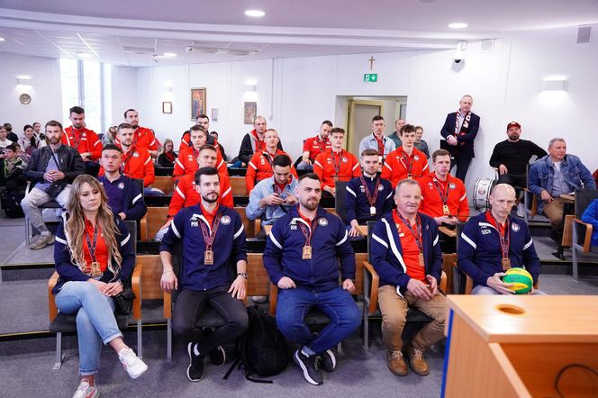 Siatkarze KPS-u z medalami na szyi, dziękowali kibicom za udany sezon