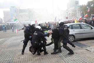 Warszawa: Czterech rannych policjantów i 278 osób zatrzymanych! Mundurowi podsumowują kolejne protesty [GALERIA, WIDEO]