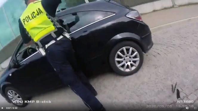 Białystok: Rzucił w policjantów nożami. Grozi mu do 10 lat więzienia
