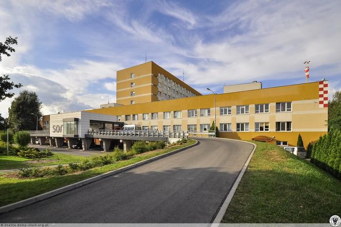 Wrocław: Szpital wojewódzki wstrzymał przyjmowanie chorych na COVID-19. Na jak długo?