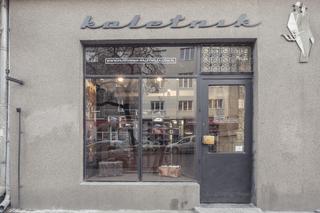 Ten szyld pracowni kaletniczej wprost... zaprasza do środka!