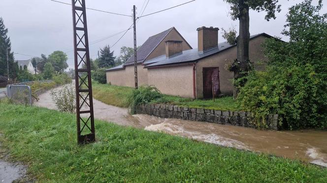 Jelenia Góra zalana. Pod wodą jest już 30 domostw, wiele dróg jest nieprzejezdnych 