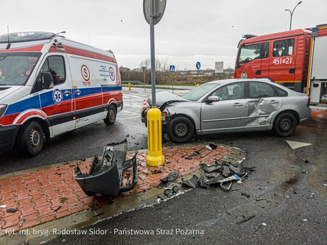 Ostrowiec Świętokrzyski. Dwa volvo roztrzaskane na skrzyżowaniu, są ranni