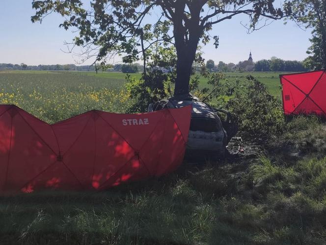 Śmiertelny wypadek pod Oławą. Kierowca mazdy zginął w płomieniach