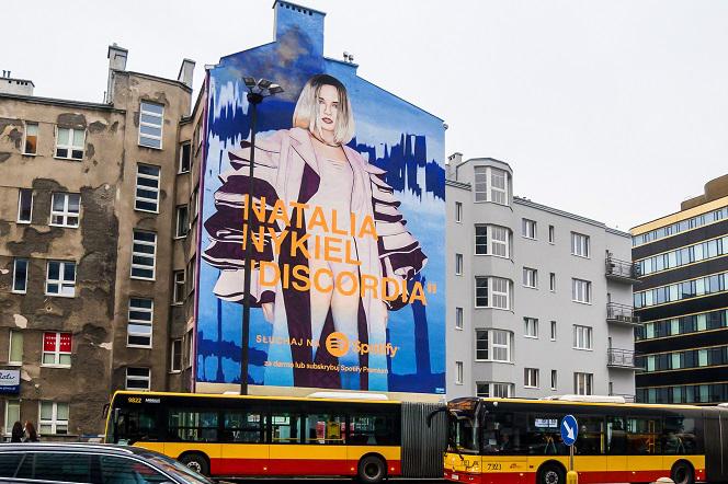 Natalia Nykiel na muralu centrum Warszawy
