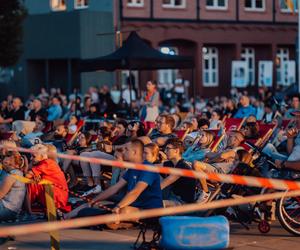 Tłumy ludzi i świetna atmosfera. Wystartowało plenerowe Kino Letnie w Centrum Historii Zajezdnia [GALERIA]