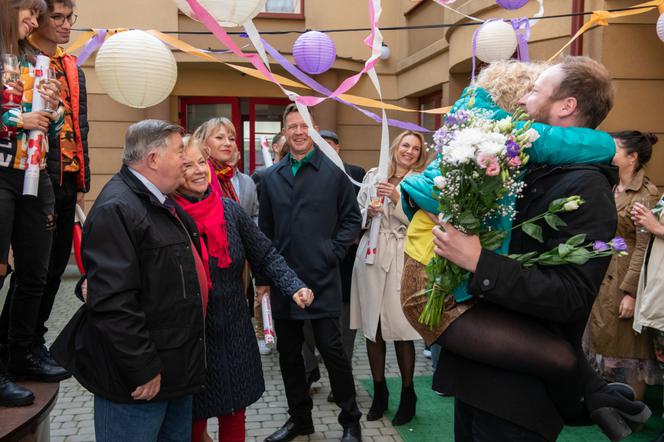 Na Wspólnej, odc. 3000. Beata (Katarzyna Ptasińska), Paweł (Grzegorz Kwiecień), Maria (Bożena Dykiel), Włodek (Mieczysław Hryniewicz)