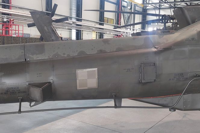 Polska szachownica na śmigłowcu Apache
