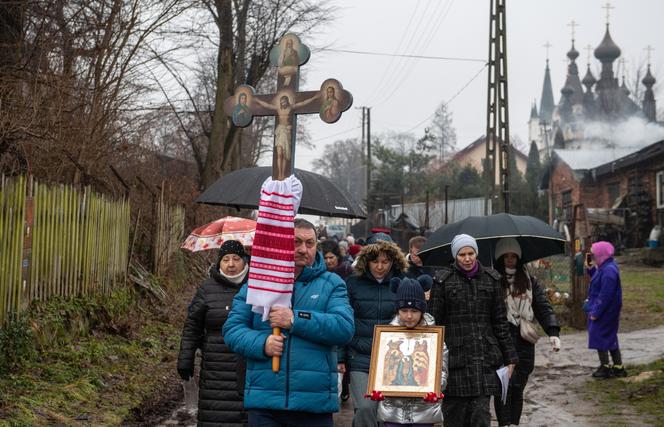 Księża trzykrotnie zanurzyli krzyż w Bugu. W Sławatyczach obchodzono Święto Jordanu