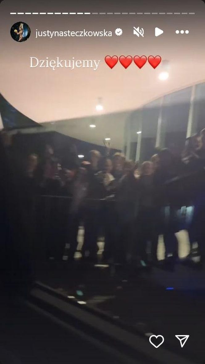Justyna Steczkowska niczym papież! Gwiazda wyciąga rękę do fanów ze swojego jusiamobile