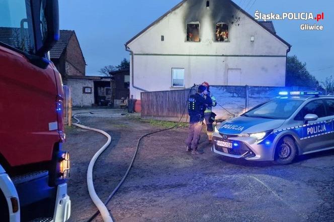 Pożar domu w Pyskowicach. Policjanci uratowali mieszkańców z płonącego budynku 