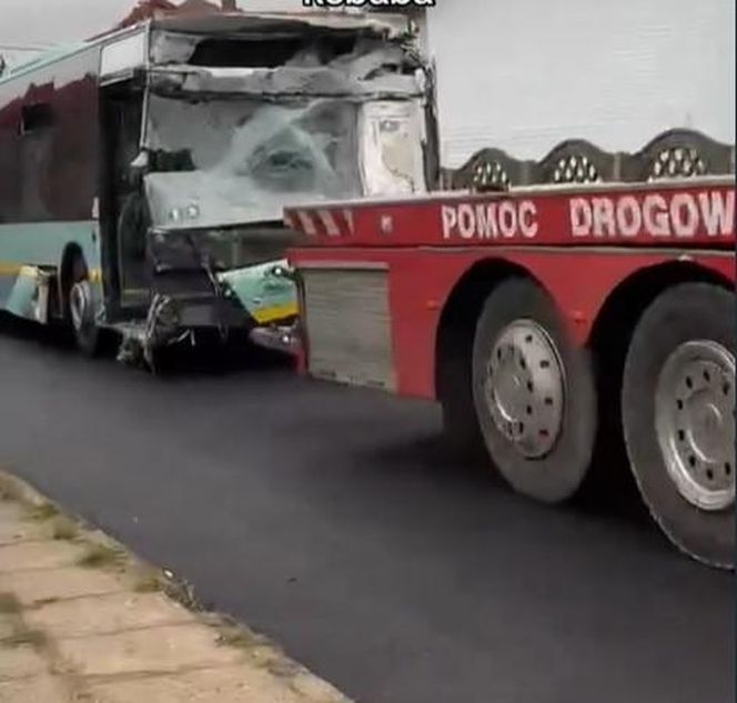 Autobus wjechał w samochody i budynek w Balinie