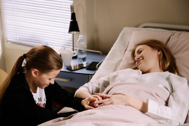 Na Wspólnej odc. 3379 - opis, streszczenie: Julka zachowuje kontuzję w sekrecie przed swoją drużyną