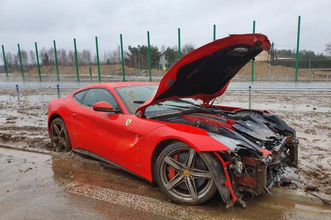 Luksusowe Ferrari rozbite na barierkach na A1 pod Częstochową. To się tak łatwo nie wyklepie [ZDJĘCIA]