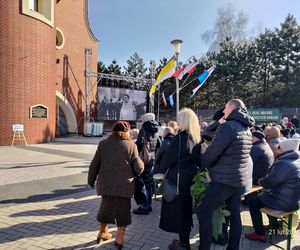 Pełne łez ostatnie pożegnanie duchownego z Kłobucka. Ukochanego proboszcza żegna tłum mieszkańców i wiernych