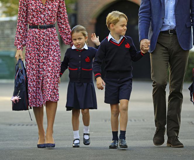 Książę William uczy dzieci równości płci. Nawet w piłce ...