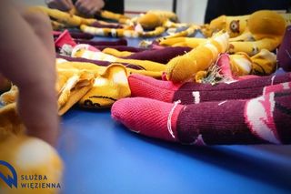  Szyjących pluszaki więźniów, taka praca uczy pomagania innym i bezinteresowności. 