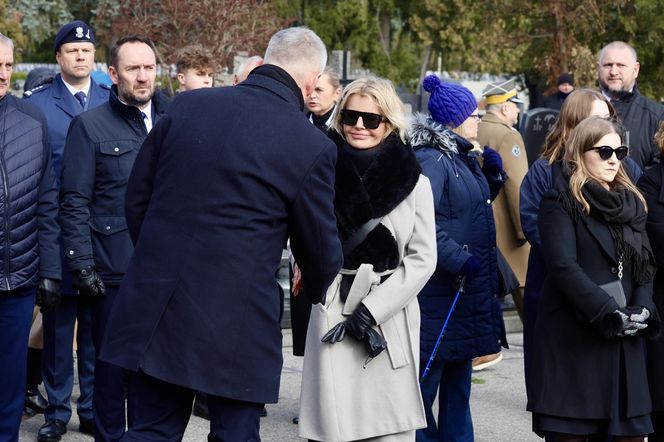 Joanna Racewicz ociera łzy przy grobie męża, pocieszyła ją Barbara Nowacka