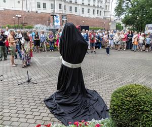 Pomnik Marii Koterbskiej stanął przed Teatrem Polskim w Bielsku-Białej