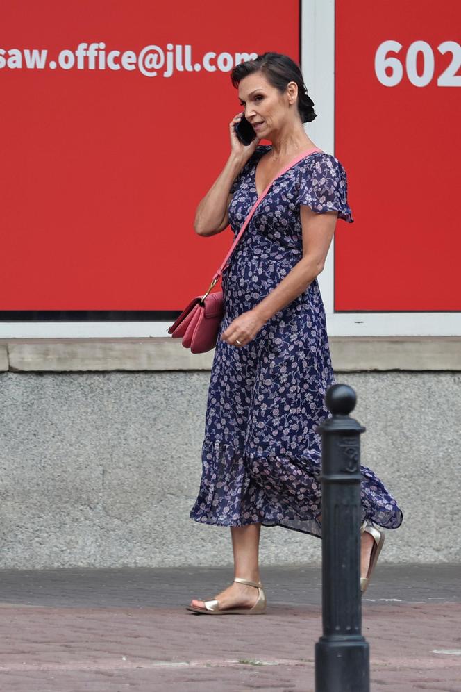 Olga Bończyk z telefonem na czerwonym świetle