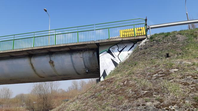 Most w Ostrowie - mieszkańcy łamią zakaz i przekraczają przeprawę