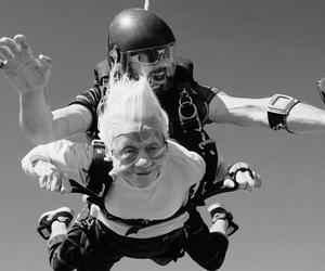 Zasłynęła ze skoku spadochronem mając 104 lata. Dorothy Hoffner zmarła 